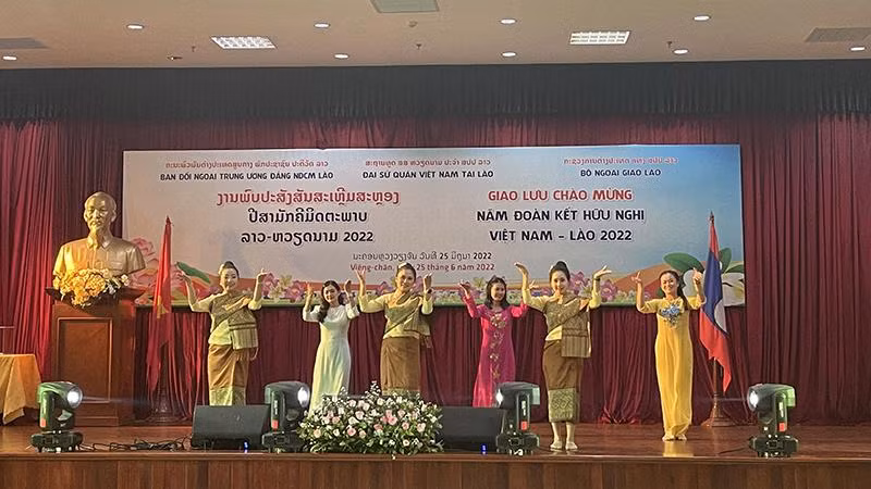 Chương trình văn nghệ chào mừng Năm Đoàn kết hữu nghị tại Lào.