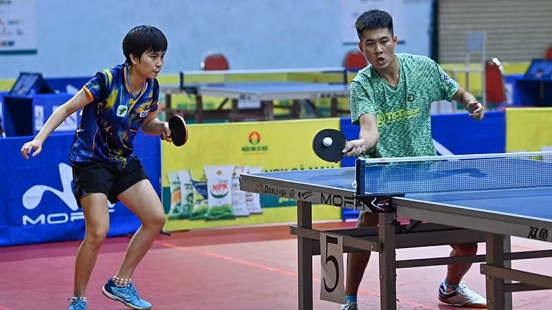 Cặp đôi Tạ Hồng Khánh và Nguyễn Khoa Diệu Khánh thắng 3-1, đoạt chức vô địch đôi nam nữ. (Ảnh DUY LINH)