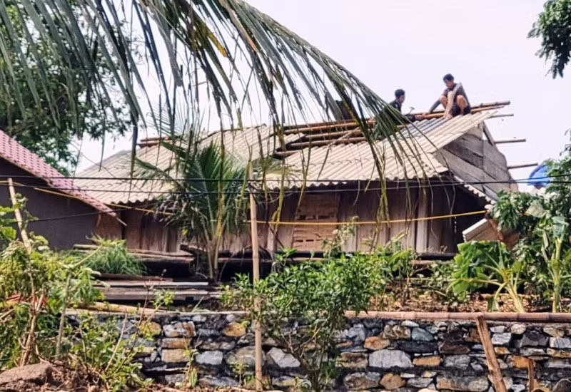 Người dân ở huyện Mường Lát, tỉnh Thanh Hóa chủ động lợp lại mái nhà.