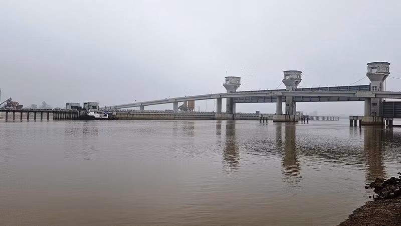 Cống ngăn mặn, trữ nước ngọt trên sông Lèn cơ bản hoàn thành thi công xây lắp.