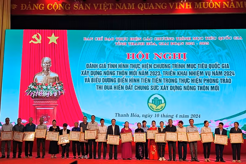 Lãnh đạo tỉnh Thanh Hóa trao tặng Bằng khen cho các gia đình tiêu biểu.