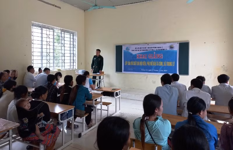 Bộ đội Biên phòng tham gia giảng dạy, xóa mù chữ cho người dân bản Tà Cóm, xã Trung Lý.