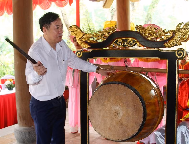 Nổi trống khai hội làng Đông Sơn.