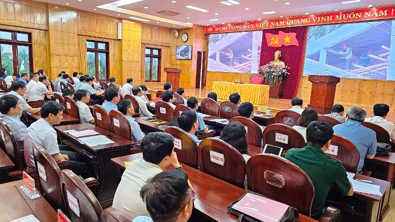 Các đại biểu xem video kết quả trợ giúp đồng bào sinh sống trên sông lên bờ định cư.