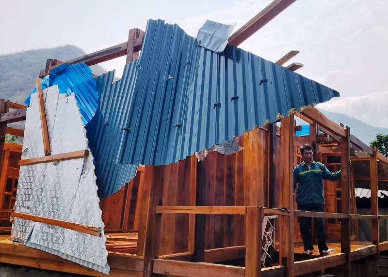 Một gia đình ở Mường Lát bị dông, lốc, tốc mái nhà.