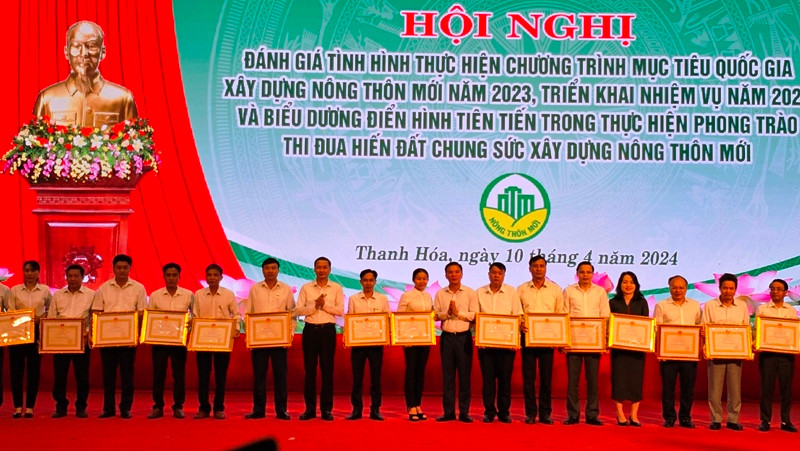 Tỉnh Thanh Hóa khen thưởng các tập thể tiên tiến trong xây dựng nông thôn mới.