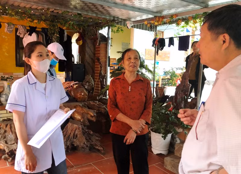 Nhân viên y tế trao đổi biện pháp phòng bệnh, chăm sóc sức khỏe ban đầu cho nhân dân.