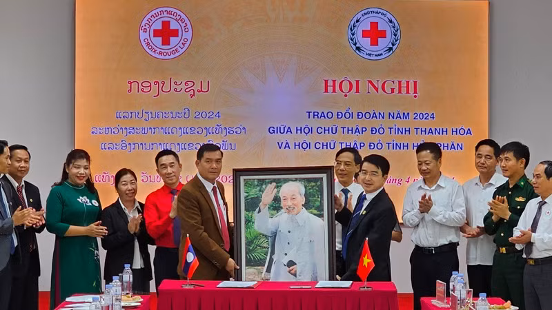 Hội Chữ thập đỏ tỉnh Thanh Hóa tặng ảnh Bác Hồ cho Hội Chữ thập đỏ tỉnh Hủa Phăn.