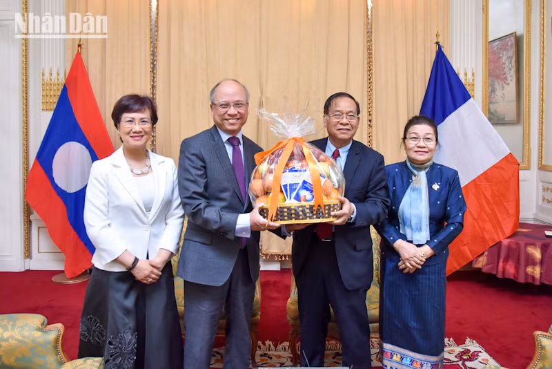 Đại sứ Đinh Toàn Thắng chia sẻ niềm vui đón Tết cổ truyền Bunpimay cùng với những người anh em Lào. (Ảnh: MINH DUY)