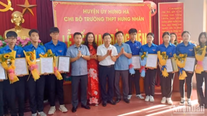 Các đảng viên trẻ Trường trung học phổ thông Hưng Nhân chụp ảnh lưu niệm với lãnh đạo Huyện ủy và thầy cô nhà trường. Các đảng viên trẻ Trường trung học phổ thông Hưng Nhân chụp ảnh lưu niệm với lãnh đạo Huyện ủy và thầy cô nhà trường.
