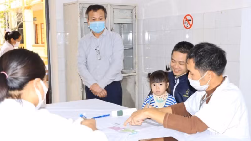 CDC Thái Bình giám sát việc tiêm chủng và phòng chống dịch tại cộng đồng.