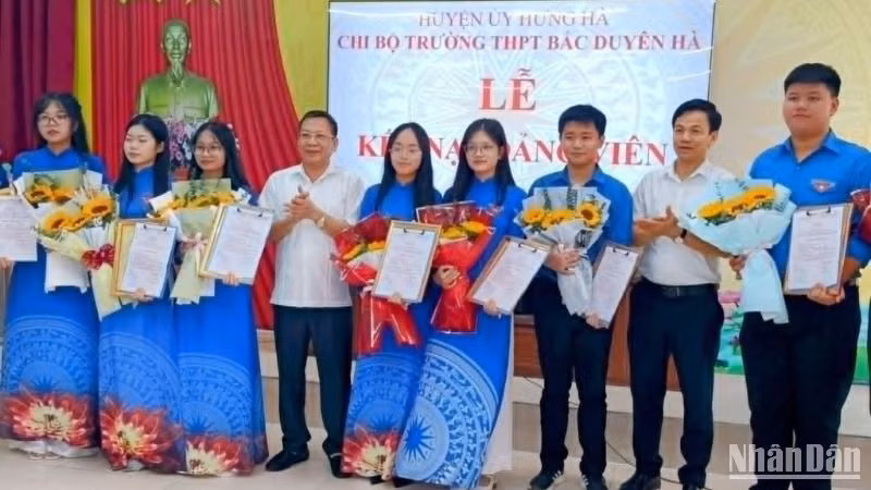 Các đồng chí lãnh đạo Huyện ủy Hưng Hà (tỉnh Thái Bình) trao Quyết định kết nạp đảng viên, trao Thư khen của Bí thư Huyện ủy cùng phần thưởng 500 nghìn đồng cho các đảng viên mới đang học tập tại Trường trung học phổ thông Bắc Duyên Hà.