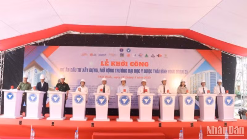 Các đại biểu thực hiện nghi thức bấm nút khởi công hai dự án.