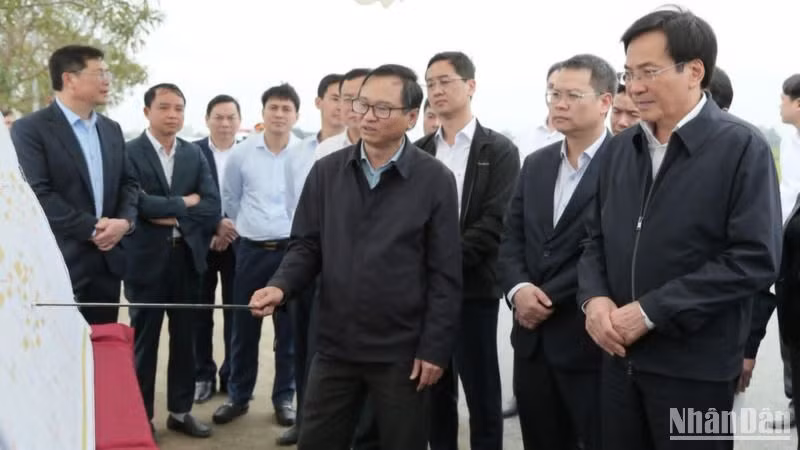 Đồng chí Trần Văn Sơn, Bộ trưởng, Chủ nhiệm Văn phòng Chính phủ (bên phải) nghe Ban quản lý dự án đầu tư xây dựng các công trình giao thông tỉnh Thái Bình báo cáo tiến độ giải phóng mặt bằng.