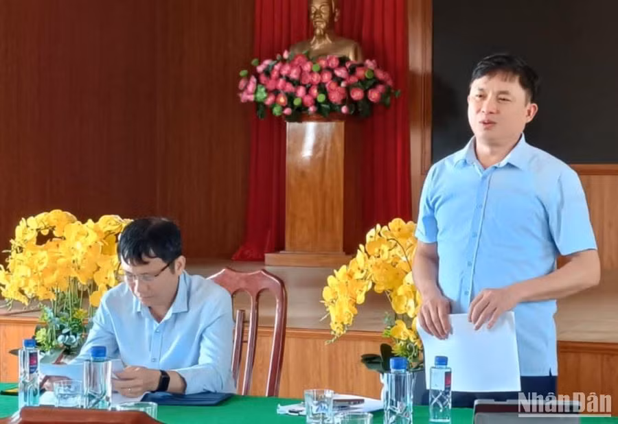 Lãnh đạo huyện Tiền Hải (tỉnh Thái Bình) và huyện Giao Thủy (tỉnh Nam Định) đối thoại với các cá nhân đang nuôi trồng thủy sản tại xã Nam Phú.