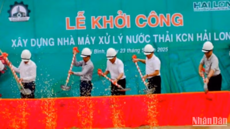 Các đại biểu thực hiện nghi thức động thổ dự án.