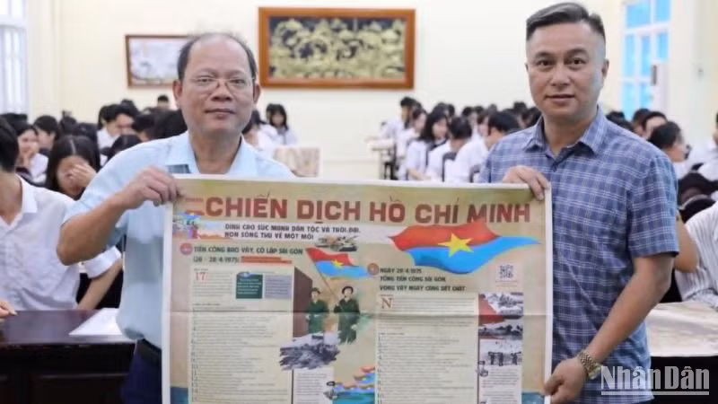 Nhà báo Mai Tú, Trưởng Văn phòng đại diện Báo Nhân Dân tại tỉnh Thái Bình (bên phải) trao tặng thầy và trò Trường trung học phổ thông chuyên Thái Bình ấn phẩm đặc biệt kỷ niệm 50 năm Giải phóng miền nam, thống nhất đất nước.