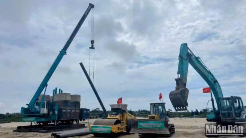 Các phương tiện máy móc được huy động để triển khai ngay dự án quan trọng tại Khu công nghiệp Hải Long.