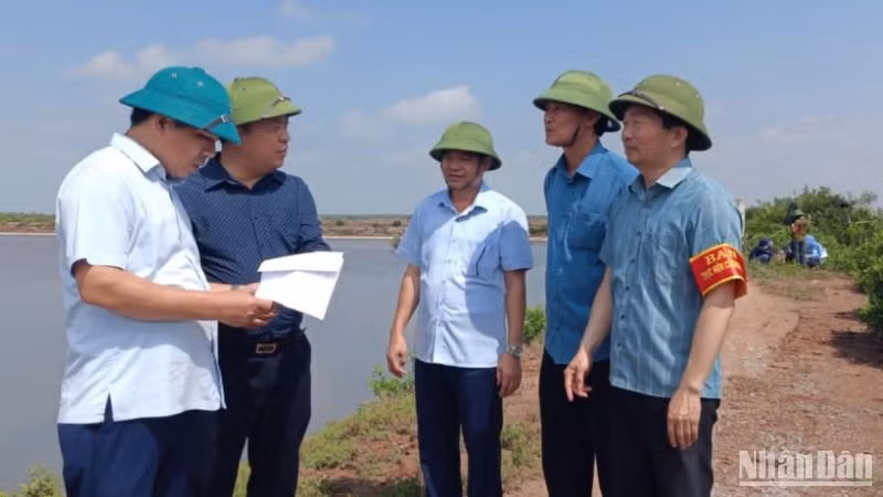 Lãnh đạo huyện Tiền Hải có mặt tại hiện trường cưỡng chế.