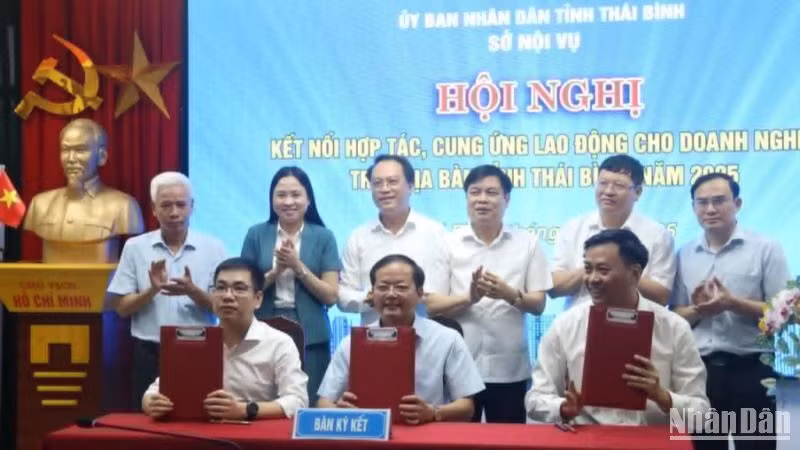 Ký kết chương trình hợp tác giữa Trung tâm Dịch vụ việc làm tỉnh Thái Bình với Trường Cao đẳng Nghề Thái Bình và Công ty Trách nhiệm hữu hạn may Bình Minh ATC.