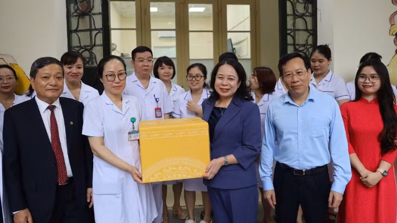 Phó Chủ tịch nước Võ Thị Ánh Xuân tặng quà đội ngũ y bác sĩ Khoa Nhi, Bệnh viện Phổi Trung ương.