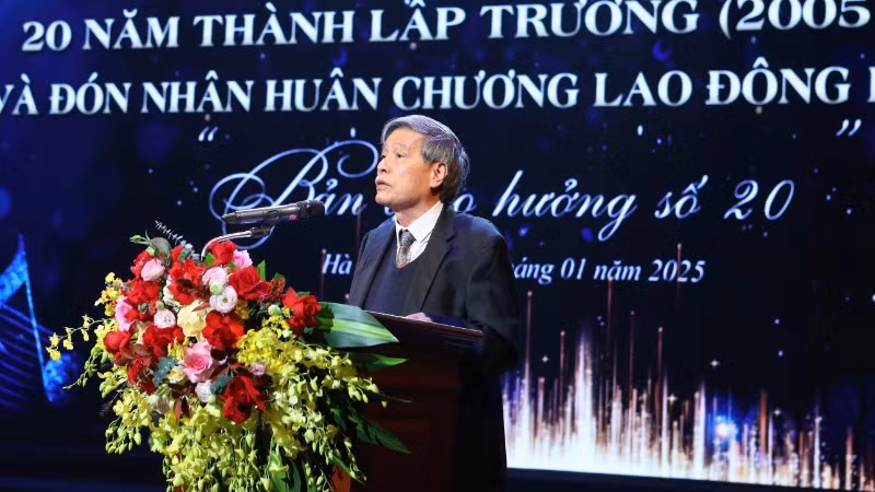 Phó Giáo sư, Tiến sĩ, Nhà giáo Ưu tú Đặng Quốc Thống phát biểu tại buổi lễ.
