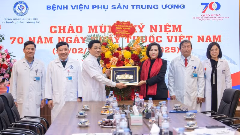  Phó Chủ tịch Quốc hội Nguyễn Thị Thanh thăm và chúc mừng cán bộ, bác sĩ, nhân viên y tế tại Bệnh viện Phụ sản Trung ương. 