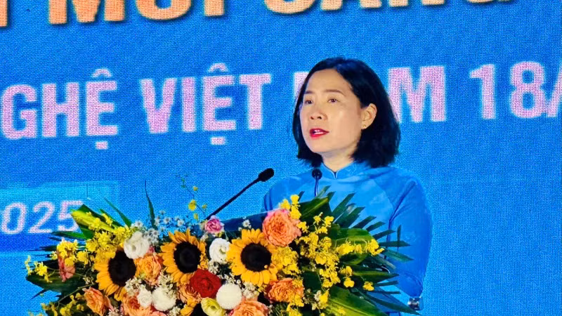 Chủ tịch Hội Liên hiệp Phụ nữ thành phố Hà Nội Lê Kim Anh phát biểu.