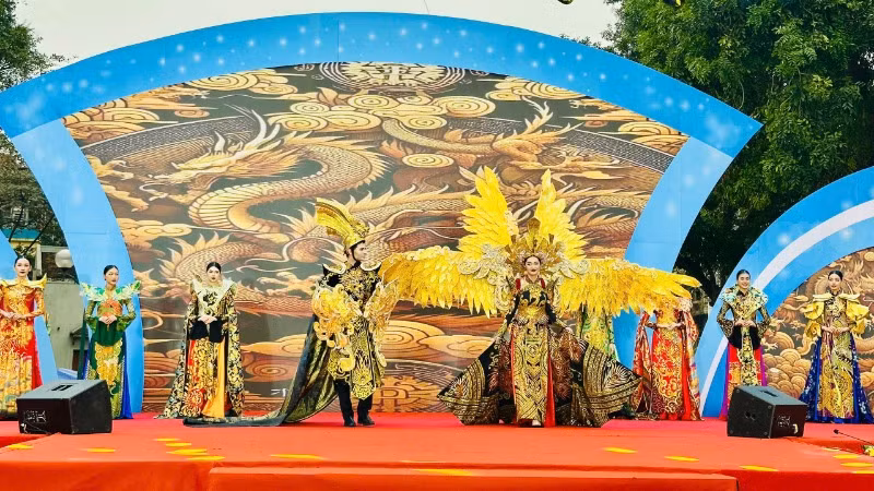 Liên hoan nghệ thuật “Sắc màu dân tộc”. Liên hoan nghệ thuật “Sắc màu dân tộc”.