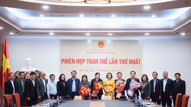Phó Chủ tịch Quốc hội Nguyễn Thị Thanh chúc mừng các thành viên Uỷ ban Công tác đại biểu.