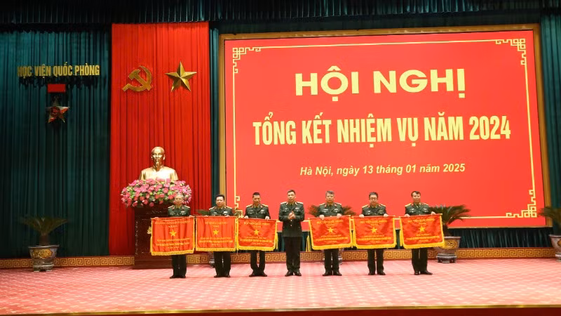Giám đốc Học viện Quốc phòng Thượng tướng Trần Việt Khoa trao Cờ thi đua tặng các đơn vị xuất sắc. 
