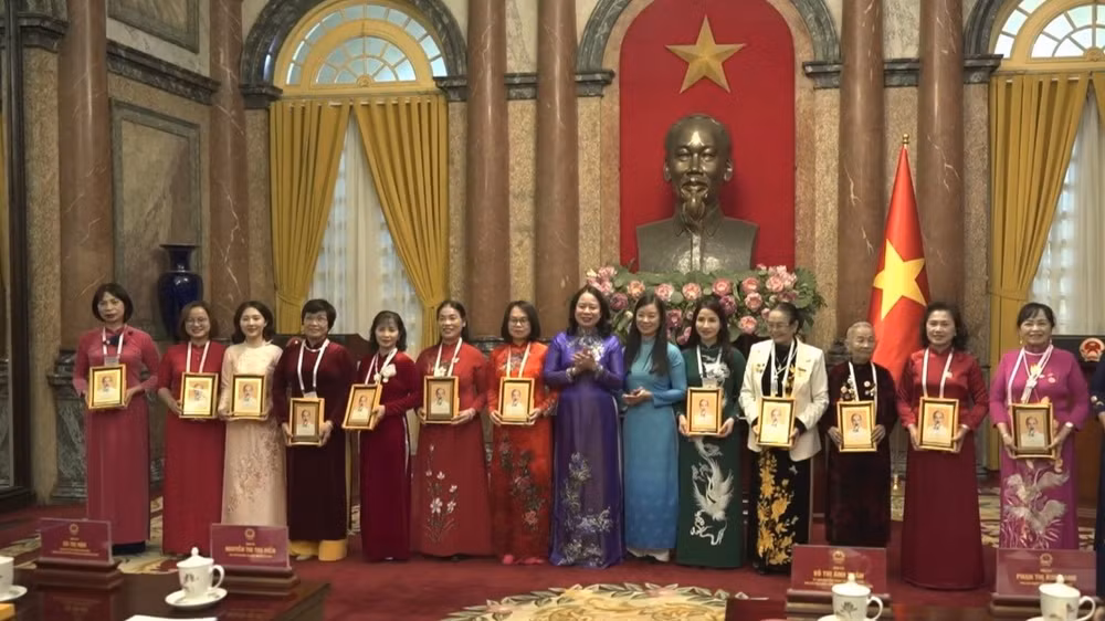 Phó Chủ tịch nước Võ Thị Ánh Xuân tặng quà các nữ đảng viên tiêu biểu.