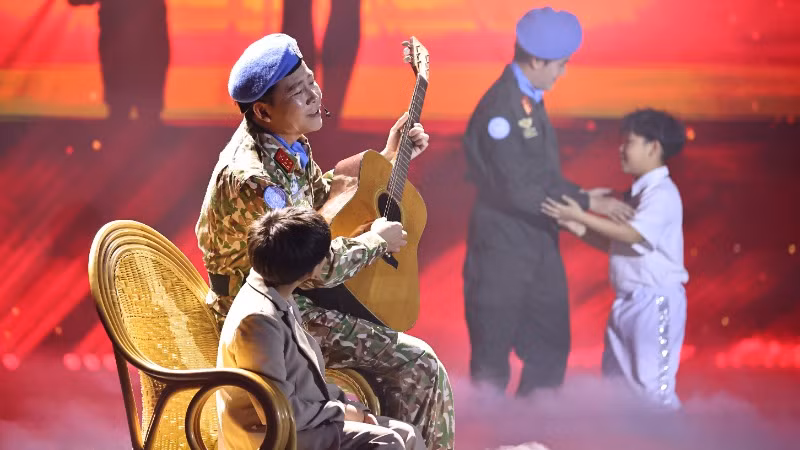 Cán bộ, chiến sĩ mũ nồi xanh Việt Nam lên đường làm nhiệm vụ với niềm tự hào và tình cảm yêu thương của gia đình, đồng đội, đất nước.