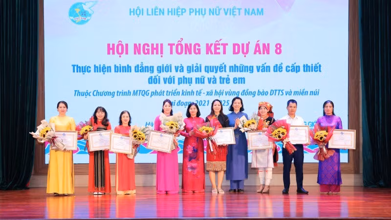 Biểu dương các tập thể, cá nhân có thành tích tiêu biểu trong triển khai thực hiện Dự án 8 ở giai đoạn 2021-2025. 