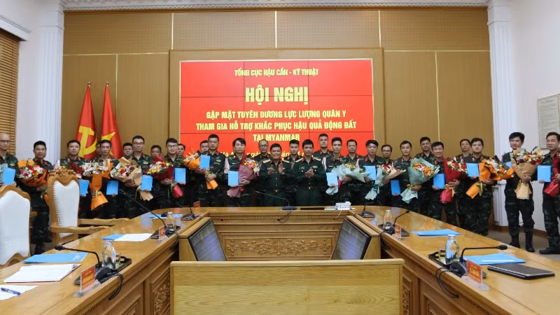 Chủ nhiệm Tổng cục Hậu cần-Kỹ thuật Trần Minh Đức biểu dương lực lượng quân y tham gia hỗ trợ khắc phục hậu quả động đất tại Myanmar. 