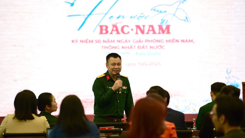 Nghệ sĩ Nhân dân Tự Long, Giám đốc Nhà hát Chèo Quân đội chia sẻ tại buổi gặp mặt. Nghệ sĩ Nhân dân Tự Long, Giám đốc Nhà hát Chèo Quân đội chia sẻ tại buổi gặp mặt.