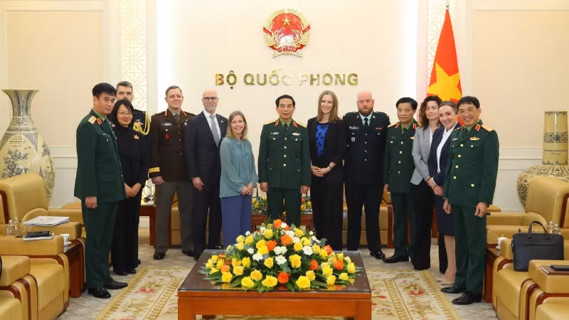 Bộ trưởng Phan Văn Giang và bà Stefanie Beck cùng các đại biểu hai đoàn.