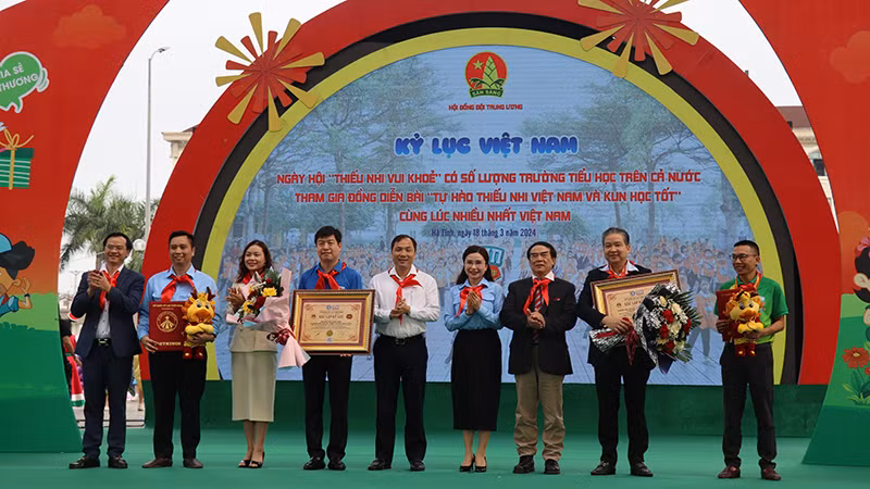 Ngày hội "Thiếu nhi vui khỏe" có số lượng trường tiểu học trên cả nước tham gia màn đồng diễn bài “Tự hào thiếu nhi Việt Nam và Kun học tốt” cùng lúc nhiều nhất Việt Nam. 