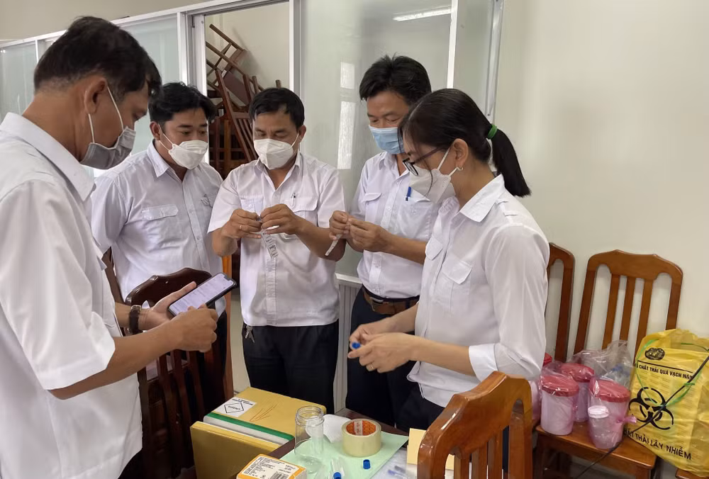 Tập huấn về đóng gói và xử lý mẫu bệnh phẩm. (Ảnh: USAID Việt Nam)