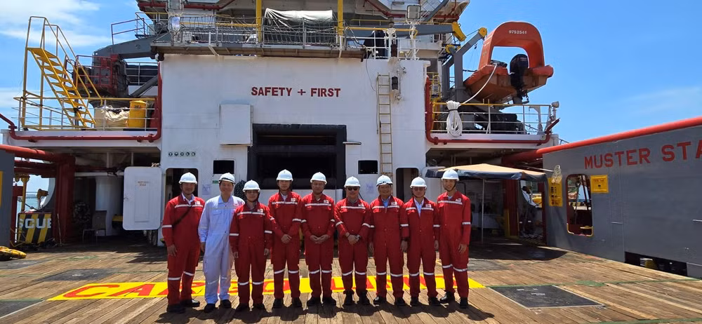 Các đại biểu thăm tàu Hải Dương 39. (Ảnh: Đại sứ quán Việt Nam tại Brunei)