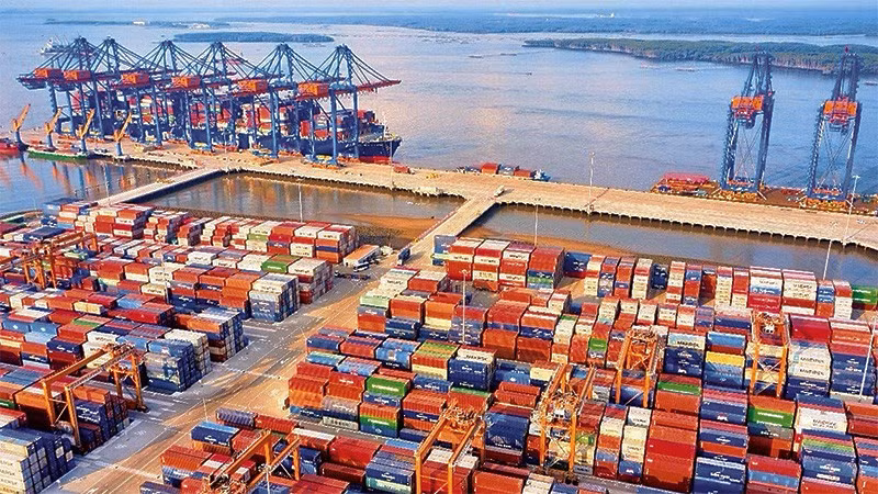 Xuất, nhập khẩu hàng hóa tại cảng Tổng hợp Bình Dương.