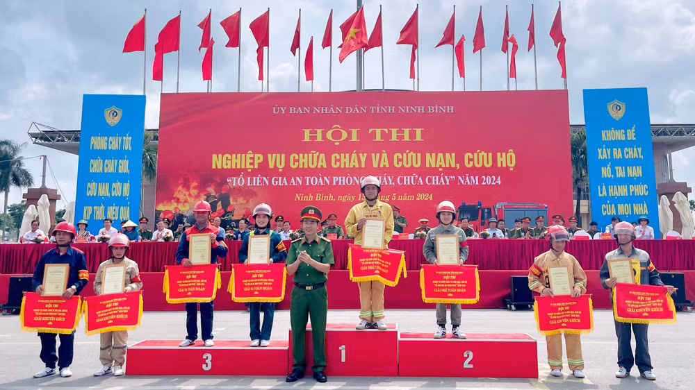 Ban Tổ chức trao giải Nhất, Nhì, Ba, Khuyến khích toàn đoàn cho các đội tham gia tại hội thi.