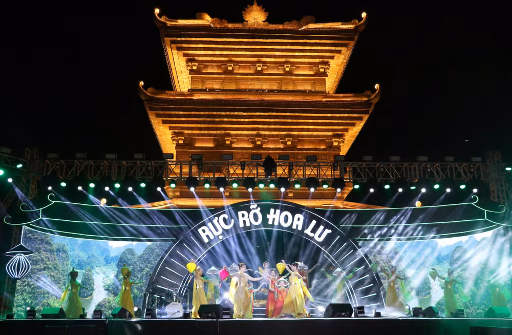 Chương trình đem tới cho khán giả những trải nghiệm sống động khi vừa ngồi thuyền vừa thưởng thức các tiết mục nghệ thuật đặc sắc đất Cố đô.