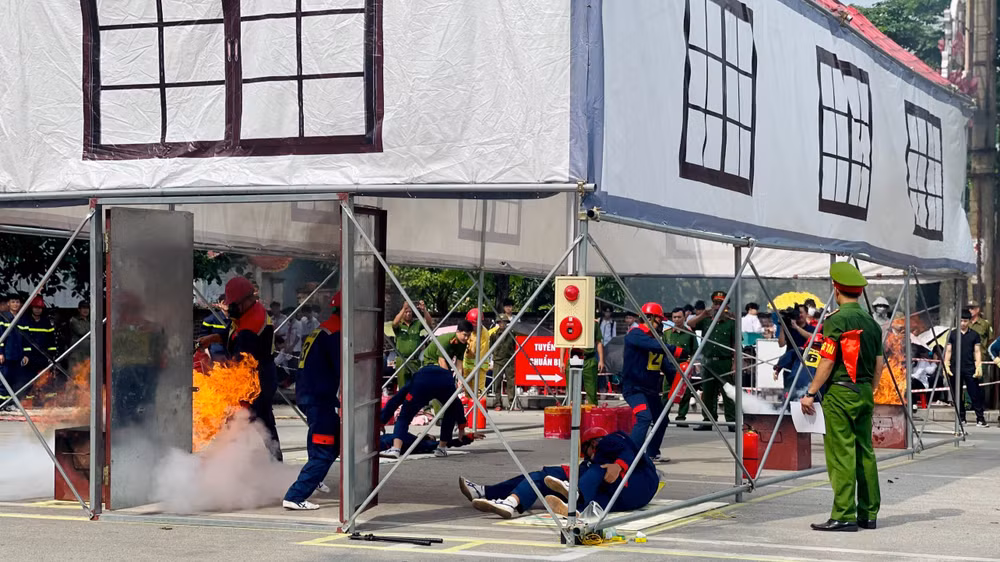 Các đội tham gia thi phần thi thực hành dập lửa, cứu người. 