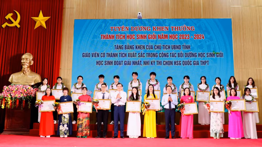 Đồng chí Bí thư Tỉnh ủy Đoàn Minh Huấn và đồng chí Chủ tịch Ủy ban nhân dân tỉnh Phạm Quang Ngọc trao Bằng khen của Ủy ban nhân dân tỉnh Ninh Bình cho các thầy, cô giáo có thành tích xuất sắc trong công tác bồi dưỡng học sinh giỏi và học sinh đoạt giải Nhất, Nhì trong Kỳ thi chọn học sinh giỏi quốc gia THPT năm học 2023-2024.