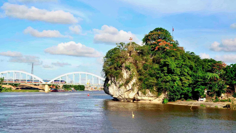 Núi Non Nước (Ninh Bình) không chỉ là một cuốn sử thi ghi dấu nhiều sự kiện lịch sử và chiến công oanh liệt của cha ông ta, nơi đây còn là một tàng thư thiên nhiên, bảo tàng thi ca vô giá.