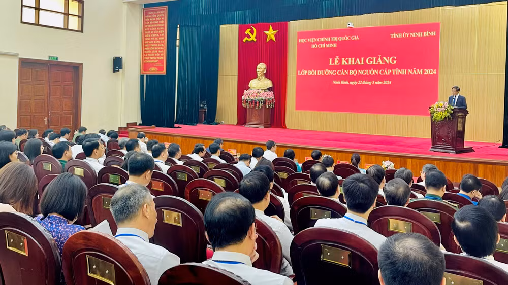 Lớp học là cơ hội để các đồng chí học viên được tiếp cận với những thông tin mới, tiếp thu kiến thức, kinh nghiệm thực tiễn về kỹ năng lãnh đạo, quản lý, giúp cho các đồng chí vận dụng và tổ chức thực hiện tốt hơn nhiệm vụ được giao. 
