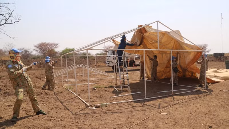 Cán bộ, nhân viên Đội Công binh Việt Nam lắp ghép, bố trí lều bạt bảo đảm nơi ăn, chốn ở để chuẩn bị thi công xây dựng doanh trại cho Tiểu đoàn Bộ binh Ghana. (Ảnh: Đội Công binh Việt Nam cung cấp).