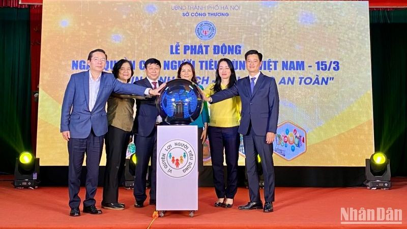 Các đại biểu nhấn nút phát động Chương trình “Hành động vì quyền lợi người tiêu dùng” năm 2024.