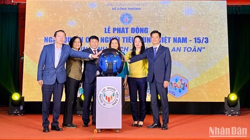 Các đại biểu nhấn nút phát động Chương trình “Hành động vì quyền lợi người tiêu dùng” năm 2024.